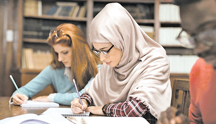 Φορώντας αμπάγια πήγαν στο σχολείο τη Δευτέρα (04/09) σχεδόν 300 μαθήτριες στη Γαλλία -το μακρύ θρησκευτικό ένδυμα που καλύπτει όλο το σώμα των μουσουλμάνων γυναικών που το φορούν- το οποίο απαγορεύτηκε στα σχολεία την περασμένη εβδομάδα, ανακοίνωσε ο Γάλλος υπουργός Παιδείας, Γκαμπριέλ Ατάλ