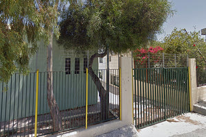 Πρώτο κουδούνι τη Δευτέρα και για τα νηπιαγωγεία. Αλλά τα παιδάκια του 47ου και του 68ου που συστεγάζονται στην οδό Άλμπερτ Σβάιτσερ στον Γιόφυρο, δεν θα μπορούν ν’ απολαύσουν το παιχνίδι στην αυλή των νηπιαγωγείων τους. Κάποιες πλάκες έχουν αποκολληθεί, καθιστώντας ανώμαλο και επικίνδυνο το δάπεδο και συνεπώς πρόσφορο σε ατυχήματα.