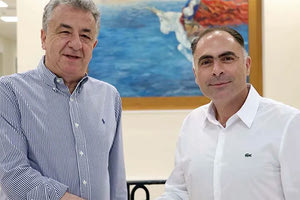 Μόνο ο… δαίμων μπορούσε να συμμαχήσει με τον… Θανάση Περυσινάκη και να τον ξαναβάλει στο κάδρο της στήλης. Να παραποιήσει το μικρό του όνομα, να βάλει το όνομα του… πατέρα του, Μιχάλη, για να μπορεί να ξαναμπεί σχόλιο. Ο Θανάσης φυσικά ετοιμάζεται για τον δύσκολο προεκλογικό αγώνα στις περιφερειακές εκλογές στο πλευρό του Αρναουτάκη.