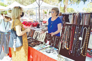 ΑΠΟ ΤΟΝ «ΣΥΝΔΕΣΜΟ ΜΕΛΩΝ ΓΥΝΑΙΚΕΙΩΝ ΣΩΜΑΤΕΙΩΝ ΗΡΑΚΛΕΙΟΥ ΚΑΙ Ν. ΗΡΑΚΛΕΙΟΥ Παζάρι “δεύτερο χέρι-χέρι βοήθειας” στο πάρκο Γεωργιάδη