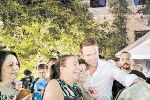 Με όλους όσοι βρέθηκαν στη συγκέντρωση μίλησε ο Στέφανος Κασσελάκης