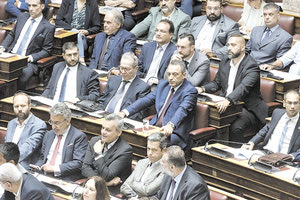 Ενημερώθηκε και επίσημα χθες η  Ολομέλεια της Βουλής για την επιστολή του προέδρου της Κοινοβουλευτικής Ομάδας «Σπαρτιάτες» Βασίλη Στίγκα, με την οποία επανεντάσσονται σε αυτή οι βουλευτές Ιωάννης Κόντης, Ιωάννης Δημητροκάλλης, Γεώργιος Μανούσος και Χαράλαμπος Κατσιβαρδάς.