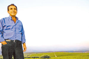 Πρωτοπόρος οινοποιός, άξιος άνθρωπος, σπουδαίος παραγωγός. Ο κλάδος των οινοποιών αποχαιρέτησε τον Μανόλη Λυραράκη, συνιδρυτή του Οινοποιείου Λυραράκη, με θλίψη.