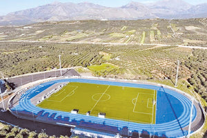 Κολυμβητήριο, γήπεδο ποδοσφαίρου, ετοιμάζεται το κλειστό γυμναστήριο και από προχθές το Αρκαλοχωρίου των παθών έχει και ολοκληρωμένο στάδιο