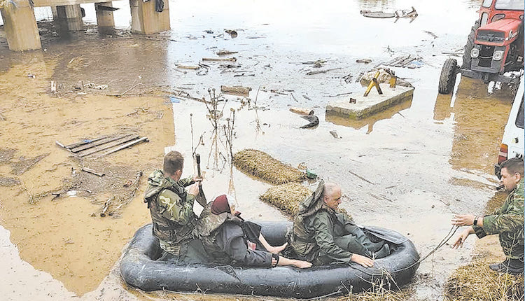 Στη μάχη των διασώσεων οι Ένοπλες Δυνάμεις