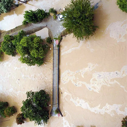 Εικόνες απόλυτης καταστροφής με νεκρούς και αγνοούμενους λόγω της κακοκαιρίας