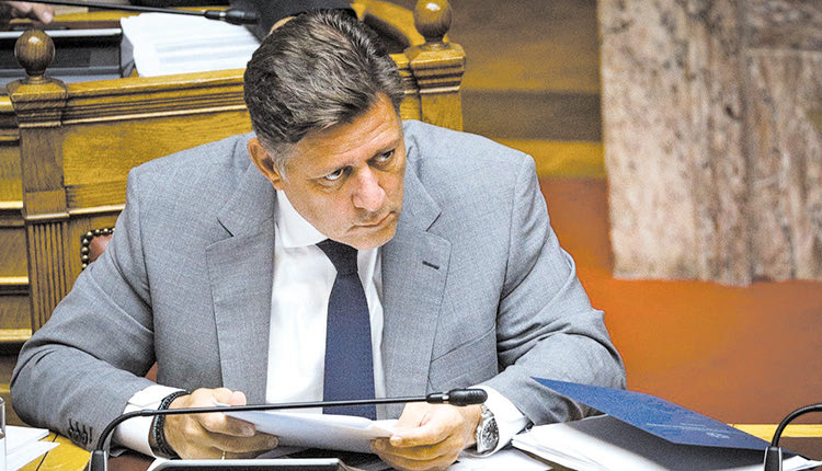 ΜΑΞΙΜΟΥ Βαρύ το κλίμα για Βαρβιτσιώτη, αλλά τελικά παραμένει...
