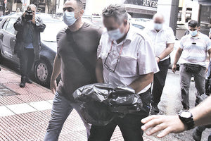 Οι συλληφθέντες κατά την προσαγωγή τους στον εισαγγελέα