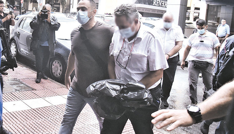 Οι συλληφθέντες κατά την προσαγωγή τους στον εισαγγελέα