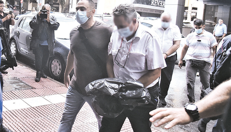 Οι συλληφθέντες κατά την προσαγωγή τους στον εισαγγελέα