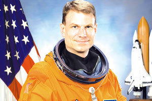 Πρόκειται για τον αστροναύτη της NASA, Dr. Stanley G. Love