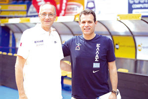 Φιλικά αναμένεται να χωρίσουν οι δρόμοι της Εθνικής ομάδας μπάσκετ με τον Δημήτρη Ιτούδη (με τον κ. Λιόλιο στη φωτο)