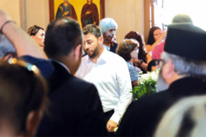 Έντονη ήταν η εκπροσώπηση της Βουλής και των κομμάτων στην κηδεία του Αντώνη Καρυώτη, που έγινε χθες το μεσημέρι στην γενέτειρά του τον Άγιο Νικόλαο.