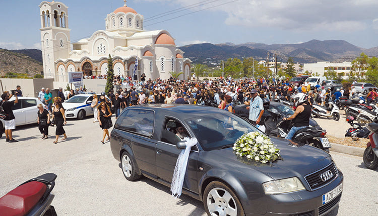 Πλήθος κόσμου στην κηδεία του Αντώνη