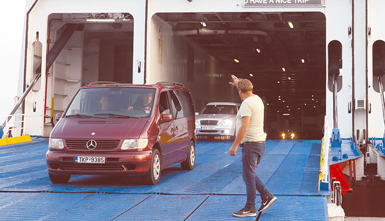 Η σορός του Αντώνη ταξίδεψε από τον Πειραιά...