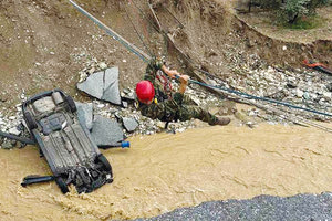 Βόλος- Πήλιο: Σήμερα θα λειτουργήσει η πτυσσόμενη γέφυρα που έστησε ο Στρατός Από το πρωί του Σαββάτου αναμένεται να δοθεί στην κυκλοφορία η πτυσσόμενη γέφυρα που τοποθέτησε ο Στρατός. Η επιχείρηση ξεκίνησε εχθές, καθώς λόγω των έντονων καιρικών φαινομένων, τμήμα του δρόμου υποχώρησε με αποτέλεσμα να χαθεί η δυνατότητα διάβασης. Οπως αναφέρει η ΕΡΤ, η σχετική άδεια για τη λειτουργία της γέφυρας δίνεται από την Περιφέρεια, προκειμένου να αποκατασταθεί η επικοινωνία τόσο προς το νότιο όσο και το ανατολικό Πήλιο. Κλειστά τα σχολεία σε Θεσσαλία και Σποράδες την εβδομάδα που έρχεται Μετά από συνεννόηση του υπουργού Παιδείας, Κυριάκου Πιερρακάκη, και του Περιφερειάρχη Θεσσαλίας, Κωνσταντίνου Αγοραστού, και λαμβάνοντας υπόψη τις δυσμενείς συνθήκες που επικρατούν στην περιοχή της Θεσσαλίας, λόγω της πρόσφατης κακοκαιρίας, ανακοινώνεται με απόφαση της Περιφέρειας Θεσσαλίας, ότι τα μαθήματα σε όλες τις σχολικές μονάδες Πρωτοβάθμιας και Δευτεροβάθμιας Εκπαίδευσης δεν θα διεξαχθούν από τη Δευτέρα 11 Σεπτεμβρίου 2023 έως και την Παρασκευή 15 Σεπτεμβρίου 2023. Καταστροφές σε 50 χλμ. σιδηροδρομικού δικτύου Σύμφωνα με το διευθύνοντα σύμβουλο του ΟΣΕ, Παναγιώτη Τερζάκη, οι καταστροφές εκτείνονται σε μήκος περίπου 50 χλμ από τον σταθμό του Δομοκού μέχρι τον Κραννώνα, περίπου 10 χλμ έξω από τη Λάρισα. Αφορούν καταστροφές τόσο στις γραμμές όσο και στα φωτοσήματα στις κολώνες ηλεκτροδότησης, τους σταθμούς και γενικά στο δίκτυο της υποδομής. Οπως ανέφερε στο ΑΠΕ-ΜΠΕ ο κ. Τερζάκης, το κόστος της αποκατάστασης θα φτάσει στα 40 με 50 εκατ. ευρώ και θα χρειαστεί τουλάχιστον ένας μήνας για να επισκευαστεί το δίκτυο.