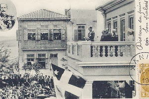 ΦΩΤΟΗΜΕΡΑΣ: O ΠΡΙΓΚΗΠΑΣ Γεώργιος διαβάζει την προκήρυξη προς τον κρητικό λαό από το μπαλκόνι των ανακτόρων στα Χανιά