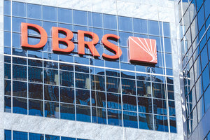 Ο οίκος DBRSΟ είναι ο ένας από τους τέσσερις αναγνωρισμένους, οι οποίοι και θα αποφασίζουν για το εάν η ελληνική οικονομία θα λάβει τελικά την επενδυτική βαθμίδα. Μέχρι τον Δεκέμβριο, λοιπόν, θα ανακοινωθούν οι αξιολογήσεις από τους υπόλοιπους τρεις οίκους: της απαιτητικής Moody's και των αμερικανικών Standard & Poor’s και Fitch.