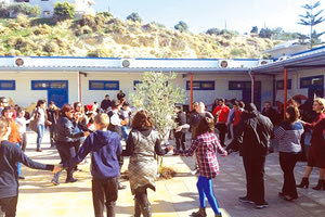 Η νέα σχολική χρονιά ξεκινά δυστυχώς με πολλά κτηριακά προβλήματα στα σχολικά συγκροτήματα του Ηρακλείου, ανάμεσα στα οποία είναι και το ΕΕΕΚ Ηρακλείου (Ειδικό Εργαστήριο Επαγγελματικής Εκπαίδευσης και Κατάρτισης), το οποίο έχει εγκαταλειφθεί στην τύχη του σε μια κατάσταση -το λιγότερο- προκλητικά απαράδεκτη.