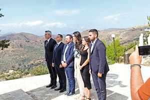 Οι εκδηλώσεις τιμής και μνήμης για την 80ή επέτειο του Ολοκαυτώματος της Βιάννου… έστησε τους τοπικούς βουλευτές ευλαβικά μπροστά στο μνημείο πεσόντων στη θέση Σελί των Αμιρών.