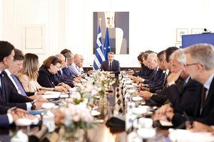 Ούτε τρίμηνο δεν έχει κλείσει το παρόν Υπουργικό Συμβούλιο και φαίνεται να… ζητά νέες αλλαγές αν υποθέσουμε ότι η πρώτη αφορούσε την απομάκρυνση του Μηταράκη από το Υπουργείο Προστασίας του Πολίτη, καθώς έκανε μπάνια στην Πάτμο όταν η χώρα καιγόταν και αντικαταστάθηκε από τον Γιάννη Οικονόμου.