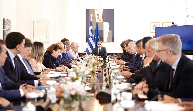 Ούτε τρίμηνο δεν έχει κλείσει το παρόν Υπουργικό Συμβούλιο και φαίνεται να… ζητά νέες αλλαγές αν υποθέσουμε ότι η πρώτη αφορούσε την απομάκρυνση του Μηταράκη από το Υπουργείο Προστασίας του Πολίτη, καθώς έκανε μπάνια στην Πάτμο όταν η χώρα καιγόταν και αντικαταστάθηκε από τον Γιάννη Οικονόμου.
