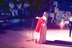 Μια αξέχαστη εμπειρία προσέφεραν στους φίλους τους το βράδυ του Σαββάτου η Λιάνα και ο Τάκης Καλουτσάκης, των ξενοδοχειακών επιχειρήσεων.