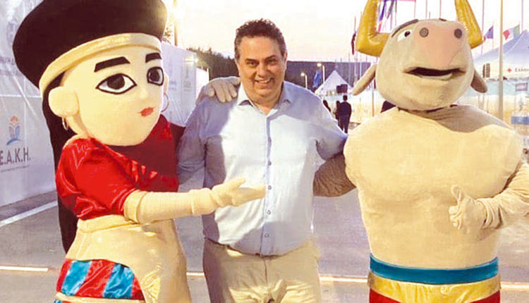 Ο κ. Πιτσούλης με τις μασκοτ της διοργάνωσης