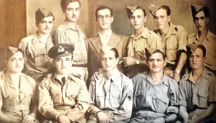 Μάσα Ματρούχ, 7 Σεπτεμβρίου 1943. Μέλη της Εθνικής Οργάνωσης Δολιοφθοράς Πληροφοριών Ε.Ο.Δ.Π. Ηρακλείου – Λασιθίου. Όρθιοι από αριστερά: αδιάγνωστος, Γιώργος Ιατράκης, Νίκος Πετράκης, Μιχάλης Κόκκινος (ένας από τους τέσσερις άνδρες που επιχείρησαν την καταβύθιση του πλοίου ΣΑΝΤΑ ΦΕ στο λιμάνι του Ηρακλείου), Μίνως Ακουμιανάκης και Νίκος Κατσιάς. Καθήμενοι από αριστερά: Γιώργης Τυράκης, Κώστας Καστρινογιάννης, Γεώργιος Δουνδουλάκης, Γιώργος Βοσκάκης και Γιάννης Κατεχάκης (σκοτώθηκε αργότερα στη Ροδεσία κατά την εκπαίδευσή του ως πιλότος)