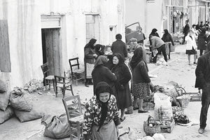 ΦΩΤΟΗΜΕΡΑΣ: ΚΡΗΤΗ, ΑΓΙΑ ΓΑΛΝΗ, υπαίθρια αγορά, 1970, φωτογράφος Steven de Laet