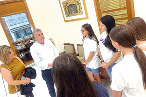 Ο περιφερειάρχης στο άνοιγμα των σχολείων χθες πήγε και ευχήθηκε  στους μαθητές σε σχολεία, αλλά δέχθηκε και στο γραφείο του επίσκεψη μαθητών με τη δραστήρια καθηγήτρια τους  Μαρία Πιταροκοίλη που είναι και υποψήφια στην Π.Ε Ηρακλείου.