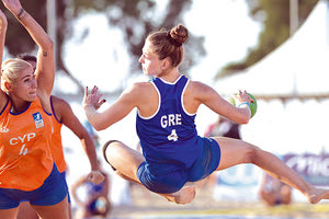 Εντυπωσιακή φάση απο το ματς Ελλάδα - Κύπρος στο beach handball