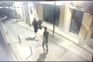 Ο δράστης ακολουθεί την κοπέλα χωρίς να τον αντιληφθεί