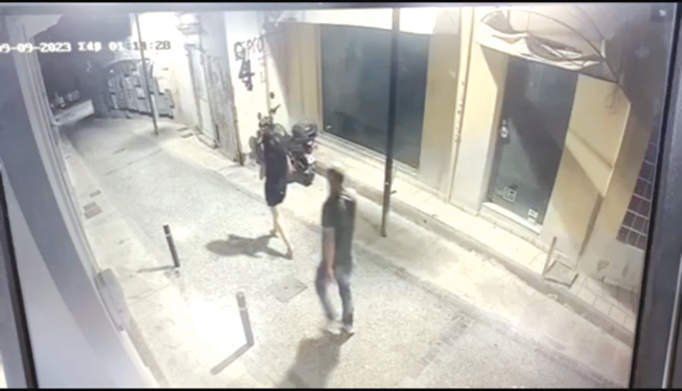Ο δράστης ακολουθεί την κοπέλα χωρίς να τον αντιληφθεί