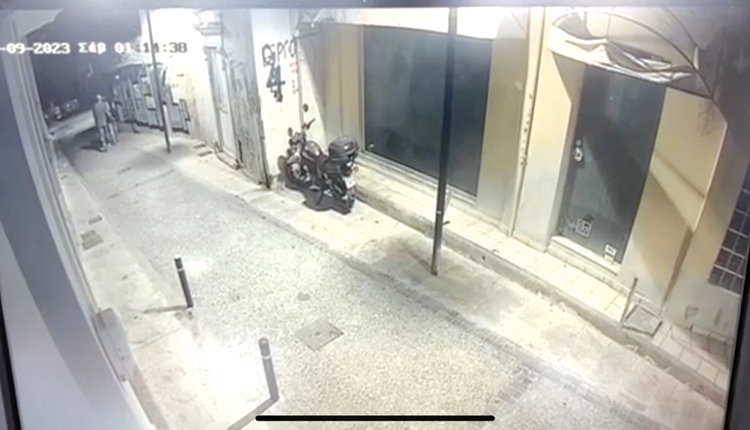 Ο ίδιος κατευθύνεται σε ένα σκοτεινό σημείο