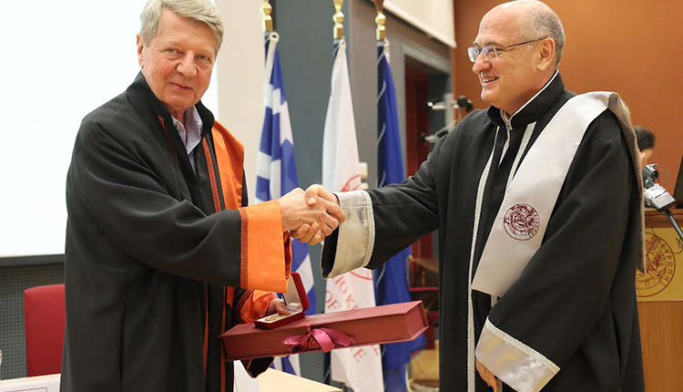 Ο τιμώμενος με τον καθηγητή κ.Κοσιώρη