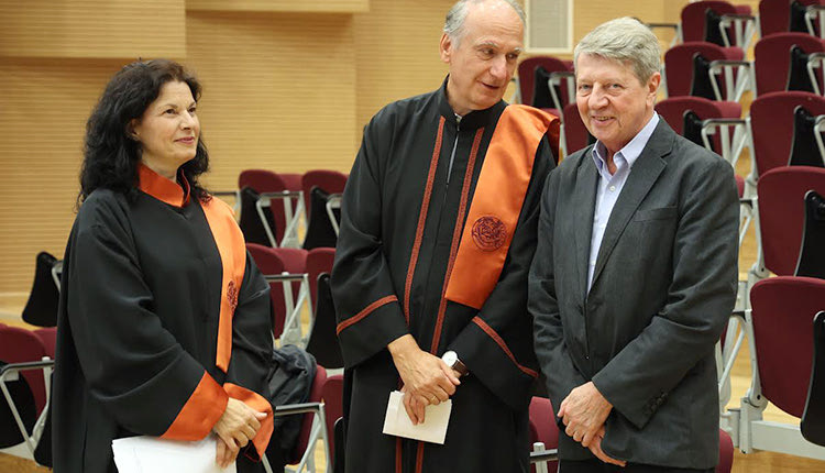 Η πρόεδρος του τμήματος κ. Μαρία Βαμβακάκη με τον τιμώμενο και τον καθηγητή κ. Βλασόπουλο