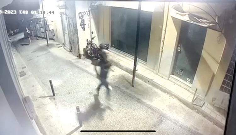 Ο 48χρονος τρέχει για να ξεφύγει 