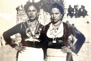 Η φωτογραφία της ημέρας: Στα κατεστραμμένα από τους Ναζί Ανώγεια η ζωή προσπαθεί να βρει τον βηματισμό της (1948)