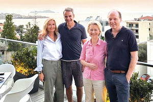 Η Ούρσουλα Γκέρτρουντ φον ντερ Λάιεν και ο σύζυγός της Γερμανός γιατρός, Χάικο φον ντερ Λάιεν, φιλοξενήθηκαν στη βίλα Μητσοτάκη στο Ακρωτήρι