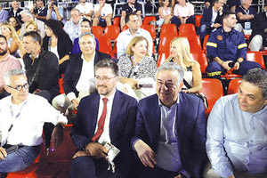 Στην τελετή έναρξης των 3ων Παράκτιων Μεσογειακών Αγώνων στις εγκαταστάσεις του «Karteros Beach Sports Center» στον Καρτερό παρευρέθηκε και ο αντιπεριφερειάρχης Τεχνικών Έργων της Περιφέρειας Κρήτης και εκ νέου υποψήφιος περιφερειακός σύμβουλος στην ΠΕ Ηρακλείου, με τον Σταύρο Αρναουτάκη και τον συνδυασμό «Για την Κρήτη μας συνεχίζουμε».