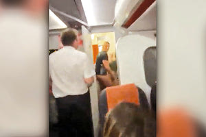 Δεν πίστευαν στα μάτια τους επιβάτες και πλήρωμα πτήσης της EasyJet από το Λούτον στην Ίμπιζα πριν από λίγες ημέρες, όταν αποκαλύφθηκε ότι ζευγάρι επιβατών έκανε σεξ στις τουαλέτες του αεροσκάφους.