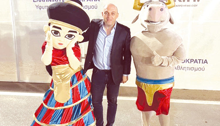 Ο κ. Βαρδαβάς με τις μασκότ της διοργάνωσης