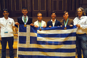 Από αριστερά προς δεξιά: Μελιδωνέας Γεώργιος (μέντορας, 3ο Γενικό Λύκειο Ηρακλείου Κρήτης), Κουνδουράκης Κωνσταντίνος μαθητής, Γεωργελές Δημήτριος, μαθητής, Μυλωνόπουλος Στέφανος μαθητής, Κομίνης Οδυσσέας μαθητής, Ψαρουδάκης Νικόλαος (μέντορας, Τμήμα Χημείας Πανεπιστημίου Αθηνών).