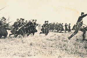 ΦΩΤΟΗΜΕΡΑΣ: Το Ηράκλειο φιλοξενεί από το περασμένο Σάββατο τους 3ους Μεσογειακούς Παράκτιους Αγώνες, μια αθλητική διοργάνωση που η αλήθεια είναι ότι δεν είναι γνωστή στο ευρύτερο κοινό, ακόμα και σε αυτό που αρέσκεται να παρακολουθεί στενά τα σπορ. Πρόκειται ουσιαστικά για παρακλάδι των Μεσογειακών Αγώνων που έχουν σαφώς μεγαλύτερη ιστορία και είχαν φιλοξενηθεί με επιτυχία στην Αθήνα το 1991. Διεξάγονται από το 2015 κάθε τέσσερα χρόνια υπό την αιγίδα της Διεθνούς Ένωσης Μεσογειακών Αγώνων (ΔΕΜΑ) με τη συμμετοχή αθλητών από τις 26 Μεσογειακές Εθνικές Ολυμπιακές Επιτροπές, που είναι μέλη της και προέρχονται από τρεις ηπείρους: Ευρώπη, Ασία και Αφρική. Τα τελευταία χρόνια έχουν προστεθεί και οι περίκλειστες χώρες Βόρεια Μακεδονία, Σερβία, Κόσοβο, Άγιος Μαρίνος, Ανδόρα και η Πορτογαλία, που δεν βρέχεται από τη Μεσόγειο, αλλά πολιτιστικά ανήκει σ’ αυτή. Αντίθετα, το Ισραήλ δεν παίρνει μέρος, καθώς έχουν θέσει βέτο οι αραβικές χώρες. Οι Μεσογειακοί Παράκτιοι Αγώνες περιλάμβαναν αρχικά 11 αγωνίσματα, που έγιναν 13 φέτος στο Ηράκλειο, και διεξάγονται στην άμμο και το νερό, κυρίαρχα στοιχεία της Μεσογείου. Τέσσερα από αυτά μάλιστα (Open Water Swimming, Beach Volleyball, Kiteboarding, 3Χ3 Basketball) περιλαμβάνονται και στο πρόγραμμα των Ολυμπιακών Αγώνων, γεγονός που προσδίδει κύρος στη διοργάνωση και αυξάνει το ποιοτικό επίπεδο των αγώνων. Γεγονός είναι πως η συγκεκριμένη διοργάνωση δεν τυγχάνει μεγάλης προβολής από τα Μέσα των χωρών που παίρνουν μέρος (ακόμα και από τα ελληνικά, εκτός τα τοπικά ασφαλώς) κυρίως γιατί τα παράκτια αθλήματα (με εξαίρεση το μπιτς βόλεϊ), δεν είναι διαδεδομένα στον κόσμο και κατά συνέπεια δεν φέρνουν διαφημιστικά έσοδα. Παρ’ όλα αυτά για την τοπική κοινωνία οι Αγώνες είναι σημείο αναφοράς και αφήνουν παρακαταθήκη για το μέλλον, ασφαλώς όχι αποκλειστικά σε αθλητικό επίπεδο. Όπως ακριβώς συμβαίνει και με κάθε διεθνή αθλητική διοργάνωση που γίνεται στην Κρήτη - και δεν είναι λίγες τα τελευταία χρόνια… Από το Αθλητικό Κέντρο του Καρτερού, στέλνεται ένα δυνατό μήνυμα αλληλεγγύης και ανθρωπισμού, σε μια περίοδο κατά την οποία η ανθρωπότητα και βεβαίως οι μεσογειακές χώρες δοκιμάζονται από αλλεπάλληλες κρίσεις. Η είσοδος για τους φιλάθλους είναι φυσικά δωρεάν σε όλα τα αθλήματα μέχρι και τις 16 του μήνα που πέφτει η αυλαία. Είναι μια καλή ευκαιρία για μικρούς και μεγάλους να θαυμάσουν τις προσπάθειες ικανότατων αθλητών και αθλητριών. Κάποιοι εξ αυτών μάλιστα (όπως οι αθλητές της αετοσανίδας) θα πρωταγωνιστήσουν στους προσεχείς Ολυμπιακούς Αγώνες στο Παρίσι.