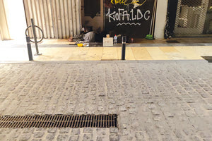 Στην εσοχή καταστήματος επί της 1821 στρίμωξε τα ελάχιστα υπάρχοντά του και τον εαυτό του για λίγες ώρες ύπνου, λίγο πριν τα μεσάνυκτα, άστεγος συμπολίτης μας.