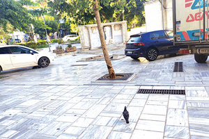 Ώρα 8.30 το πρωί, πλατεία Κορνάρου. Γνώριμη εικόνα την οποία θα τη συναντήσει ξανά και ξανά όποιος περπατά στο κέντρο της πόλης και εύκολα μπορεί να διαπιστώσει ότι η παράνομη στάθμευση είναι τρόπος ζωής για την αναπλασμένη πλατεία που δεν αφορά μόνο την τροφοδοσία των καταστημάτων.  Η στάθμευση των ΙΧ γίνεται ανενόχλητα για όποιον θέλει… γιατί μπορεί…