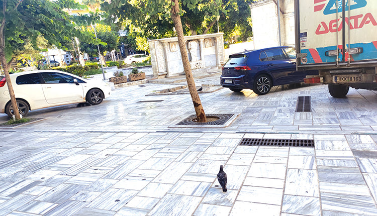 Ώρα 8.30 το πρωί, πλατεία Κορνάρου. Γνώριμη εικόνα την οποία θα τη συναντήσει ξανά και ξανά όποιος περπατά στο κέντρο της πόλης και εύκολα μπορεί να διαπιστώσει ότι η παράνομη στάθμευση είναι τρόπος ζωής για την αναπλασμένη πλατεία που δεν αφορά μόνο την τροφοδοσία των καταστημάτων.  Η στάθμευση των ΙΧ γίνεται ανενόχλητα για όποιον θέλει… γιατί μπορεί…