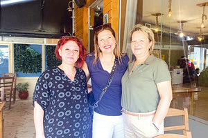 Το πάει καλά η Εβελίνα! Την ευκαιρία να συνομιλήσει με γυναίκες επιχειρηματίες, παλιά και νέα μέλη του Συλλόγου Γυναικών Επιχειρηματιών Κρήτης, είχε η Εβελίνα Μπάκιντα, υποψήφια περιφερειακή σύμβουλος Ν. Ηρακλείου με την παράταξη του Σταύρου Αρναουτάκη, που είναι και πρόεδρος του εν λόγω Συλλόγου.