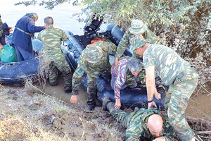 Μόνο υπερηφάνεια μπορούν να νιώσουν οι γονείς, η σύζυγος και οι συνάδελφοι του πεζοναύτη Στάθη Κοτρέτσου που με αυτοθυσία πέφτει στις λάσπες για να περάσει από επάνω του μία υπερήλικη, ανήμπορη γυναίκα, ώστε να πατήσει σε στεγνό έδαφος κατά την αποβίβασή της από τη λέμβο